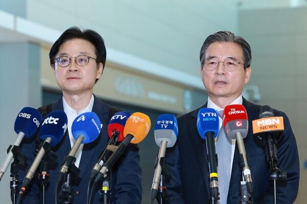 김용범&nbsp;대통령실 정책실장이 16일 인천국제공항 제2여객터미널을 통해 미국 워싱턴DC로 출국하기에 앞서 발언하고 있다. 왼쪽은 김정관 산업통상부 장관.&nbsp; [사진=연합뉴스]