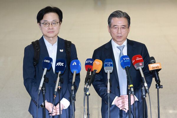 한미 관세 협상 후속 논의와 관련, 하워드 러트닉 미국 상무부 장관과 협상할 예정인&nbsp;김용범&nbsp;대통령실 정책실장이 16일 인천국제공항 제2여객터미널을 통해 미국 워싱턴DC로 출국하기에 앞서 발언하고 있다. 왼쪽은 김정관 산업통상부 장관. [사진=연합뉴스]