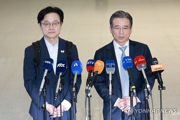 김용범 대통령실 정책실장이 16일 인천국제공항 제2여객터미널을 통해 미국 워싱턴DC로 출국하기에 앞서 발언하고 있다. 왼쪽은 김정관 산업통상부 장관 [사진=연합뉴스]