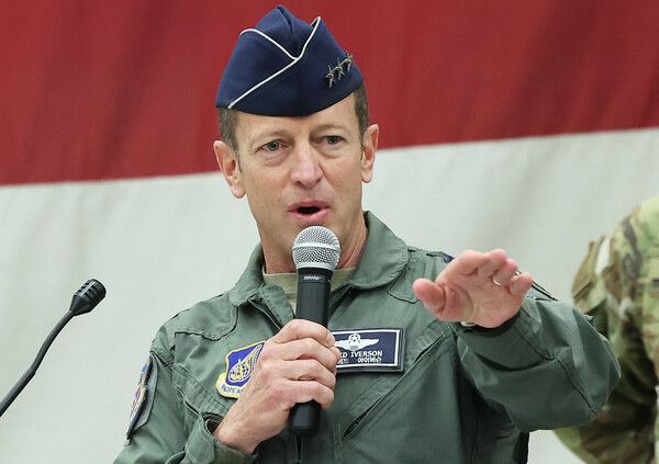 &nbsp;지난해 1월 30일 오전 경기도 평택시 주한미공군 오산기지에서 열린 미7공군사령관 이취임식에서 신임&nbsp;데이비드&nbsp;아이버슨&nbsp;사령관이 경례하고 있다. 미7공군사령관은 주한미군 부사령관과 공군구성군사령관을 겸한다. [사진=연합뉴스]