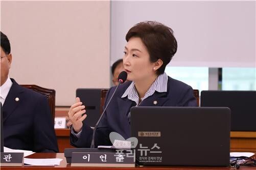 이언주 더불어민주당 국회의원(경기 용인시정)이 16일 국회 본청 산자중기위 회의실에서 국정감사를 진행하고 있다.[사진=이언주의원실]