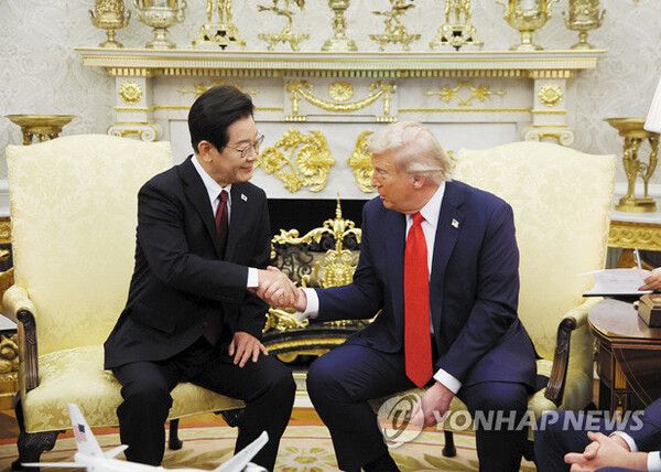 이재명(좌) 대통령이 8월 25일(현지시간) 미국 워싱턴DC 백악관 오벌오피스에서 도널드 트럼프 미국 대통령과 한미정상회담을 하고 있다. [사진=연합뉴스]