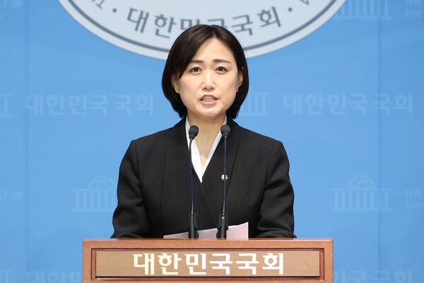 백승아 민주당 대변인은 17일 라디오에 출연해&nbsp; 김현지 대통령실 제1부속실장을 두고 국민의힘이 각종 의혹을 제기하는 것과 관련해 