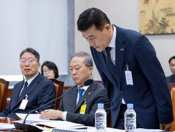 허성우 한국교육시설안전원 이사장이 16일 국회&nbsp;교육위원회에서 열린 2025년도 교육부 산하 기관에 대한 국정감사에서 교육시설안전원 기획조정실이 야당&nbsp;교육위&nbsp;의원실에만 국정감사 질의 요청 문서를 돌린 것에 대해 사과하고 있다. [사진=연합뉴스]