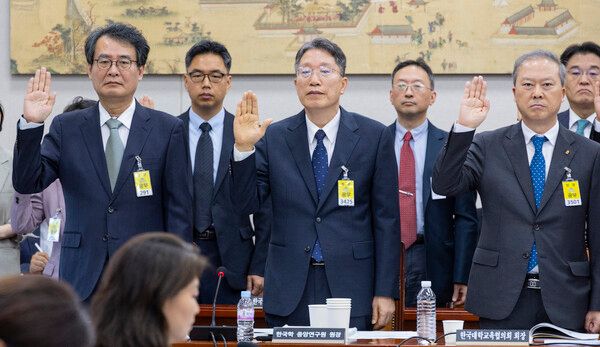 김낙년 한국한중앙연구원장(앞줄 가운데)을 비롯한 기관 증인들이 16일 국회&nbsp;교육위원회에서 열린 2025년도 교육부 산하 기관에 대한 국정감사에서 선서하고 있다. [사진=연합뉴스]