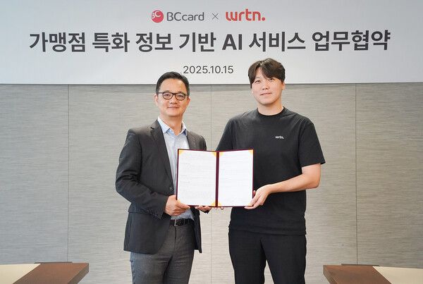 [사진=BC카드가 지난&nbsp;15일 오후 서울 중구 소재&nbsp;BC카드 본사에서 한국형&nbsp;AI&nbsp;서비스 플랫폼 기업 뤼튼테크놀로지스(이하 '뤼튼')에&nbsp;BC카드 데이터 기반&nbsp;API&nbsp;서비스인 'eat.pl' 제공을 위한 협약식을 진행했다.&nbsp;사진은 오성수&nbsp;BC카드 상무(왼쪽)과 유영준 뤼튼&nbsp;COO. (BC카드 제공)]