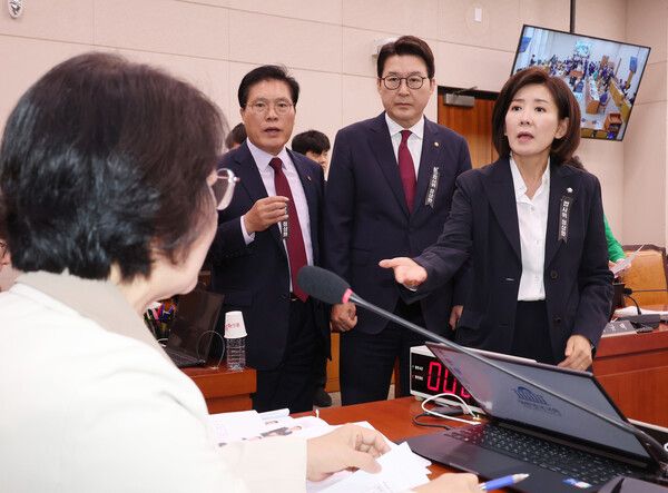 16일 서울 여의도 국회에서 열린 감사원 등에 대한 법제사법위원회 국정감사에서 국민의힘 의원들이 추미애 위원장의 회의 진행 방식에 대해 항의하고 있다. [사진=연합뉴스]