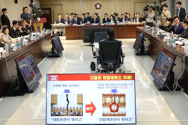 손인혁 헌법재판소 사무처장 등이 17일 서울 종로구 헌법재판소에서 열린 헌법재판소 등에 대한 법제사법위원회 국정감사에서 국민의힘 신동욱 의원의 질의를 듣고 있다. [사진=연합뉴스]