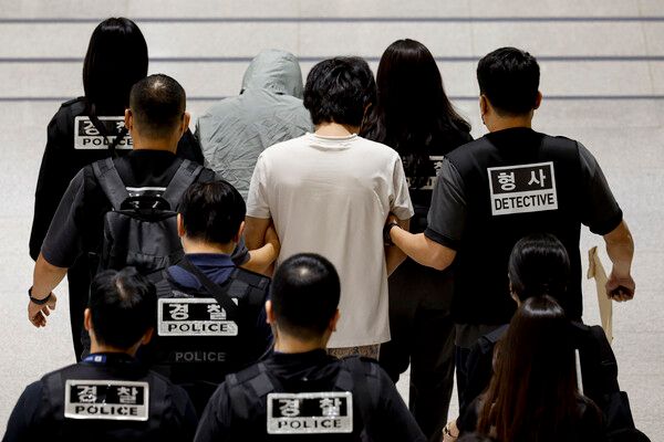 &nbsp;캄보디아&nbsp;온라인 사기에 가담해 구금된 한국인들이 18일 오전 인천국제공항 제2터미널을 통해&nbsp;송환되고 있다. 이날&nbsp;송환에는 경찰 호송조 190여명이 투입됐다.[사진=연합뉴스]