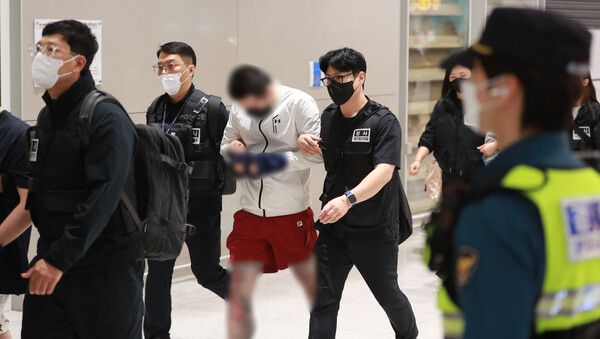 캄보디아&nbsp;온라인 사기에 가담해 구금된 한국인들이 18일 오전 인천국제공항 제2터미널을 통해&nbsp;송환되고 있다. 이날&nbsp;송환에는 경찰 호송조 190여명이 투입됐다. [사진=연합뉴스]