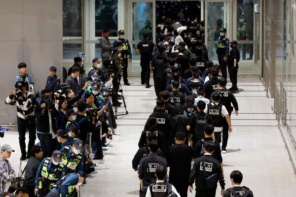 &nbsp;캄보디아&nbsp;온라인 사기에 가담해 구금된 한국인들이 18일 오전 인천국제공항 제2터미널을 통해&nbsp;송환되고 있다. 이날&nbsp;송환에는 경찰 호송조 190여명이 투입됐다. [사진=연합뉴스]