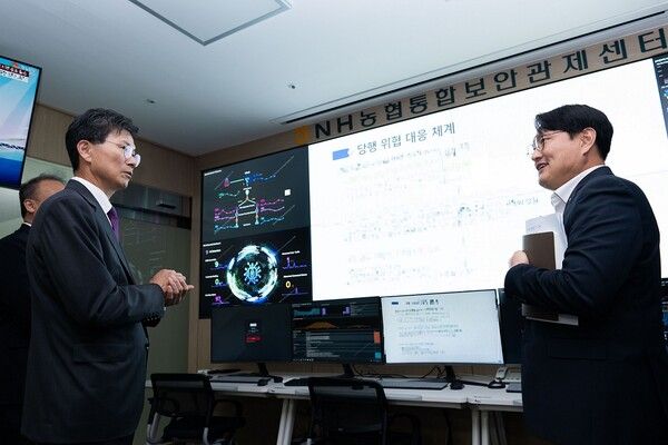 [사진=강태영 농협은행장(왼쪽)이 지난 30일 경기 의왕 통합IT센터를 찾아 사이버 보안관제 체계를 긴급 점검했다. (NH농협은행 제공)]