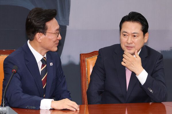 김민석&nbsp;국무총리가 9월1일 서울 여의도 국회에서 국민의힘&nbsp;장동혁&nbsp;대표(오른쪽)를 예방해 대화하고 있다. [사진=연합뉴스]