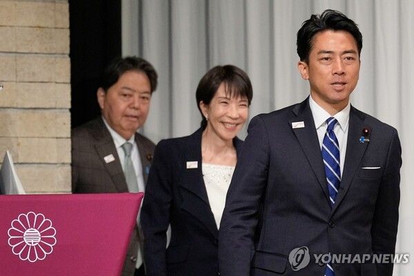 오는 15일 치러지는 자민당 총재 선거 후보. 오른쪽부터 고이즈미, 다카이치, 하야시 의원 [사진=EPA=연합뉴스]