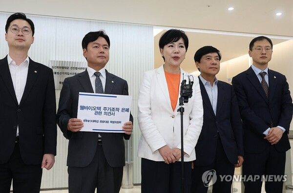 더불어민주당 3대 특검 대응특위 전현희 위원장 등이 1일 종로구 광화문KT&nbsp;빌딩에 마련된 김건희 특검 사무실을 방문했다 [사진=연합뉴스]