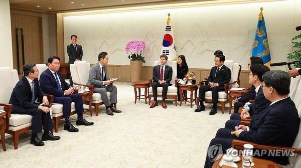 [사진=1일 용산 대통령실에서 열린&nbsp;이재명&nbsp;대통령과 오픈AI 샘 올트먼 대표의 접견에 참석한&nbsp;이재용&nbsp;삼성전자 회장이 발언하고 있다. (연합뉴스 제공)]