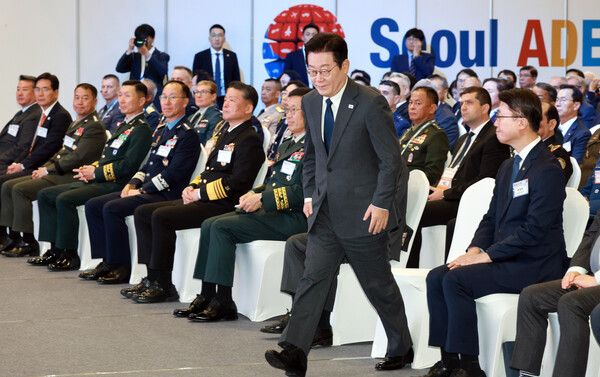 이재명&nbsp;대통령이 20일 경기 고양시 킨텍스에서 열린 서울 ADEX 2025 개막식에서 축사를 위해 단상으로 향하고 있다. [사진=연합뉴스]