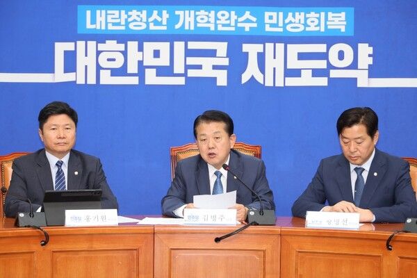 더불어민주당 재외국민안전대책단 단장인&nbsp;김병주&nbsp;최고위원이 19일 서울 여의도 국회에서 20대 한국인 3명 구출 등 캄보디아 현지 활동 성과에 대해 브리핑하고 있다. [사진=연합뉴스]