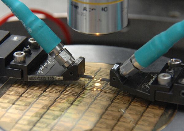 질화갈륨 기반 반도체 소자 측정 [사진/한국전자통신연구원(ETRI)/연합뉴스]