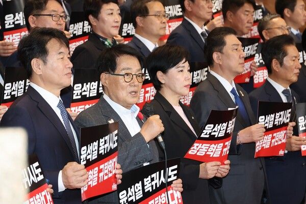 더불어민주당 박지원 의원이 20일 서울 여의도 국회에서 윤석열 전 대통령을 면회한 국민의힘&nbsp;장동혁&nbsp;대표를 규탄하고 있다. [사진=연합뉴스]