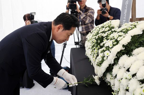 &nbsp;국민의힘&nbsp;장동혁&nbsp;대표가 13일 서울 여의도 국회 정문 인근에&nbsp;민중기&nbsp;특별검사팀의 소환 조사를 받은 뒤 숨진 채 발견된 경기 양평군 공무원 A씨를 추모하기 위해 설치한 분향소에서 헌화하고 있다. [사진=연합뉴스]