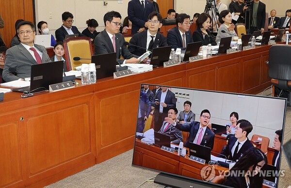 과방위&nbsp;파행...녹화 영상 확인하는 박정훈 의원 [출처=연합뉴스]