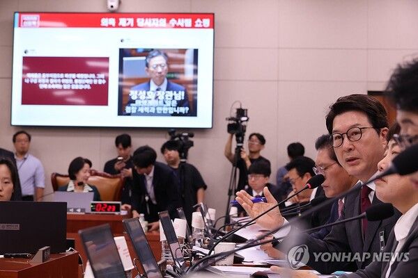 정성호 법무부 장관에게 질의하는 신동욱 의원 [출처=연합뉴스]