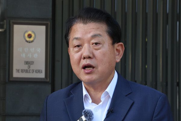 더불어민주당 재외국민안전대책단 단장인&nbsp;김병주&nbsp;최고위원이 18일(현지시간) 캄보디아 프놈펜에 있는 주캄보디아 한국 대사관 앞에서 한국인 구출 관련 내용을 브리핑하고 있다.&nbsp;김 최고위원은 캄보디아 정부의 도움을 받아 감금돼 있던 한국인 청년 3명을 구출했다고 이날 밝혔다. [사진=연합뉴스]