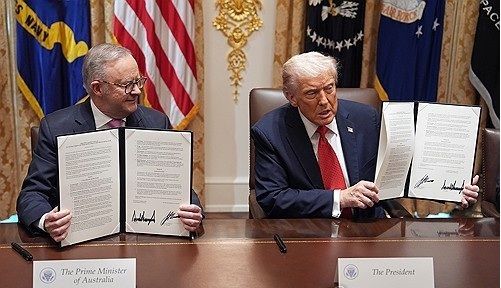 도널드 트럼프 미국 대통령이 20일(현지시간) 백악관에서 앤서니 앨버니즈 호주 총리와의 정상회담을 갖고 '핵심 광물 및 희토류의 안정적 공급망 확보를 위한 미-호주 프레임워크'에 공동 서명했다. [사진=연합뉴스]