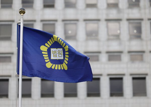 더불어민주당 사법개혁특별위원회가 20일 현행 14명인&nbsp;대법관을 26명으로 증원하는 사법개혁안을 발표했다.이날 서울 서초구 대법원에 법원 깃발이 휘날리고 있다. [사진=연합뉴스]