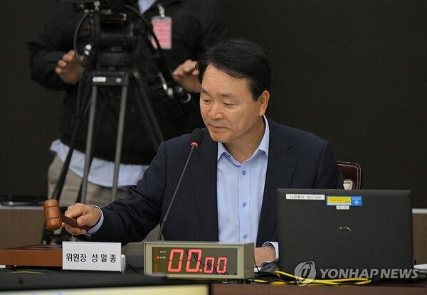 의사봉 두드리는&nbsp;성일종&nbsp;국방위원장 [출처=연합뉴스]