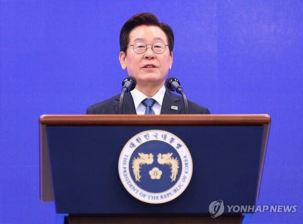 이재명 대통령이 21일 서울 서대문구 경찰청에서 열린 80주년 경찰의 날 기념식에서 기념사를 하고 있다 [사진=연합뉴스]