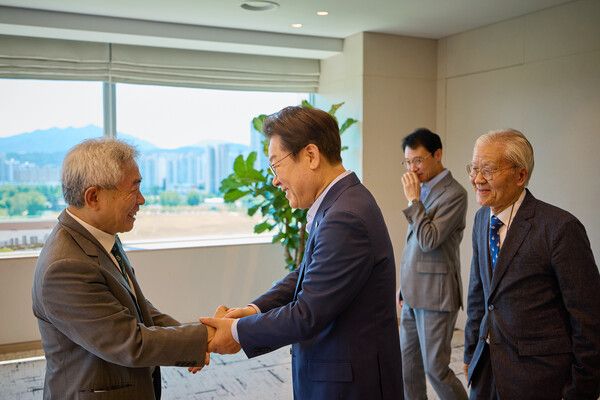 이재명 대통령이 7월 11일 서울 용산 대통령실 청사에서&nbsp;정규재&nbsp;전 한국경제신문 주필과 오찬에 앞서 인사하고 있다.[사진=대통령실 제공. 재판매 및 DB 금지]