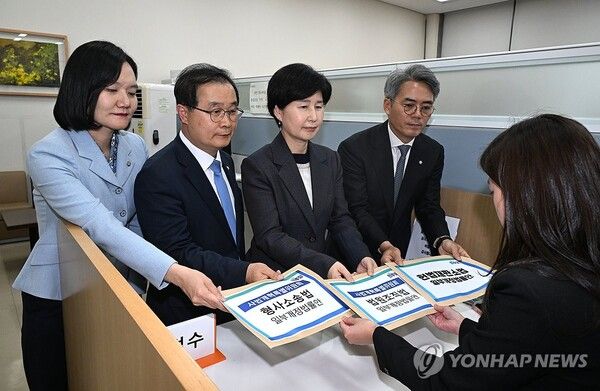 더불어민주당 백혜련 사법개혁특별위원장과 위원들이 20일 국회 의안과에 사법개혁안 관련 법안을 제출하고 있다. [사진=연합뉴스]