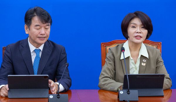 더불어민주당 한정애 정책위의장과 원내수석들이 21일 국회에서 열린 국정감사 대책회의에서 발언하고 있다. [사진=연합뉴스]