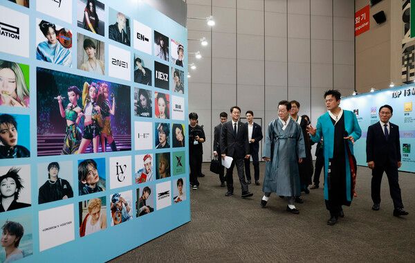 이재명 대통령이 지난 1일 경기 고양시 킨텍스에서 열린 대중문화교류위원회 출범식에서 박진영 대중문화교류위원회 공동위원장과 K컬처&nbsp;체험존 전시물을 관람하고 있다. [사진=연합뉴스]