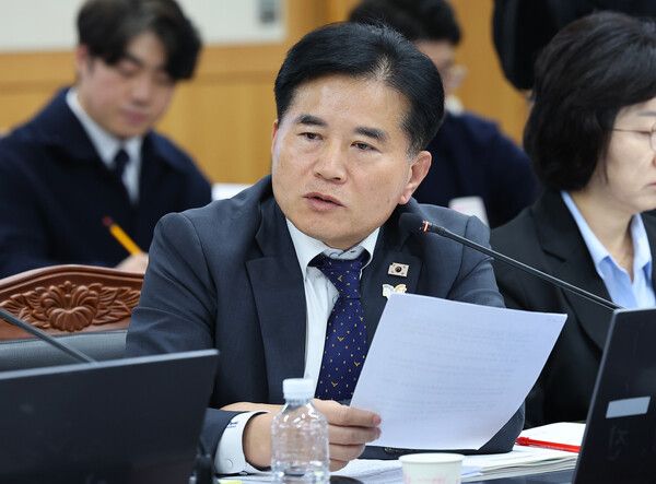 더불어민주당&nbsp;이병진&nbsp;의원이 22일 인천 연수구 해양경찰청에서 열린 국회 농림축산식품해양수산위원회의 해양경찰청 등에 대한 국정감사에서 질의하고 있다. [사진=연합뉴스]