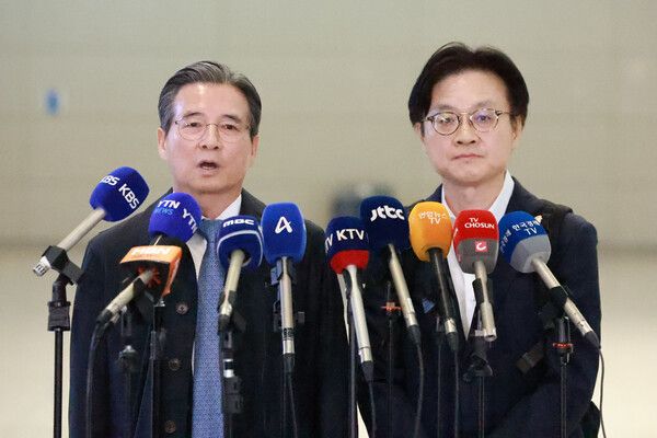 김용범&nbsp;대통령실 정책실장(왼쪽)이 22일 한미 관세 협상 추가 논의를 위해 인천국제공항 제2여객터미널에서 미국 워싱턴DC로 출국하기에 앞서 발언하고 있다. 오른쪽은 김정관 산업통상부 장관. [사진=연합뉴스]