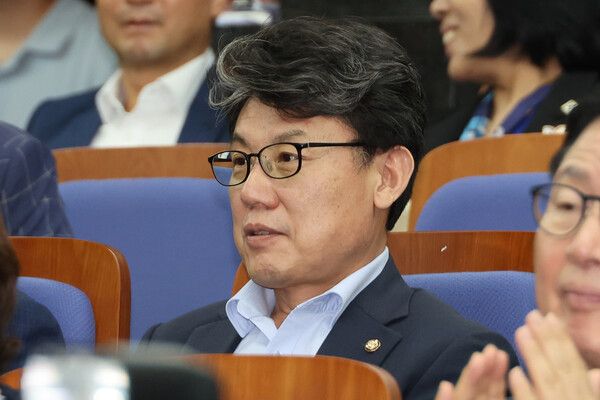 더불어민주당&nbsp;진성준&nbsp;전 정책위의장은 22일 라디오 인터뷰에서 