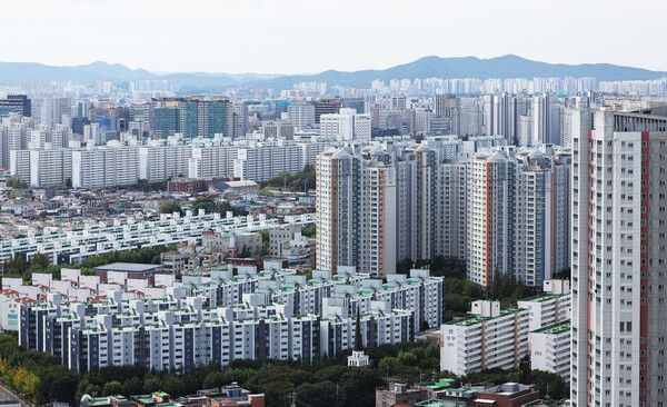 정부가 최근 서울과 경기도 일부 지역의 집값 과열에 대응하고자 서울 전역과 경기도 12개 지역을 규제지역과 토지거래허가구역으로 지정한다.&nbsp;사진은&nbsp; 지난15일 경기도 수원시 영통구 일대&nbsp;아파트&nbsp;단지 모습. [사진=연합뉴스]