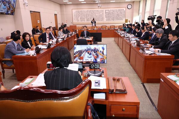 21일 서울 여의도 국회 법제사법위원회 전체회의에서 의원들이 오창훈 제주지방법원 부장판사 등 국정감사 불출석 증인에 대한 동행명령장 발부의 건과 관련 거수표결하고 있다. [사진=연합뉴스]