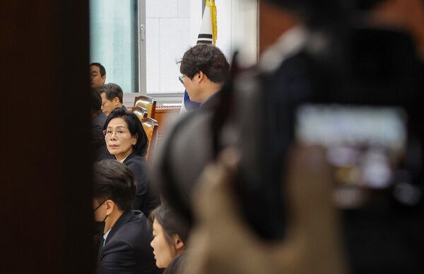 서울 여의도 국회 과학기술정보방송통신위원회에서 열린 2025년도 국정감사에서 최민희 위원장이 취재진 퇴장을 선언한 뒤 회의가&nbsp;비공개로 진행되고 있다. [사진=연합뉴스]