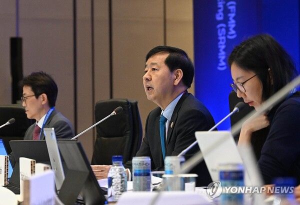 [사진=&nbsp;구윤철&nbsp;부총리 겸 기획재정부 장관이 22일 인천 중구 인스파이어 리조트에서 열린 아시아-태평양경제협력체(APEC) 재무·구조개혁장관회의 합동세션을 주재, 개회사를 하고 있다. (연합뉴스 제공)]
