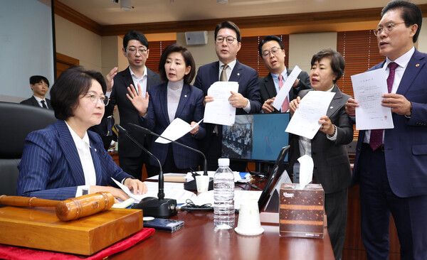 국회 법제사법위원회&nbsp;국민의힘&nbsp;의원들이 지난 15일 서울 서초구 대법원에서 열린 전체회의에서 '이재명 대통령의 공직선거법위반 사건에 대한 대법원 전원합의체 관련 서류 제출 요구의 건' 처리에 재판 개입이라 주장하며 추미애 위원장에게 항의하고 있다. [사진=연합뉴스]