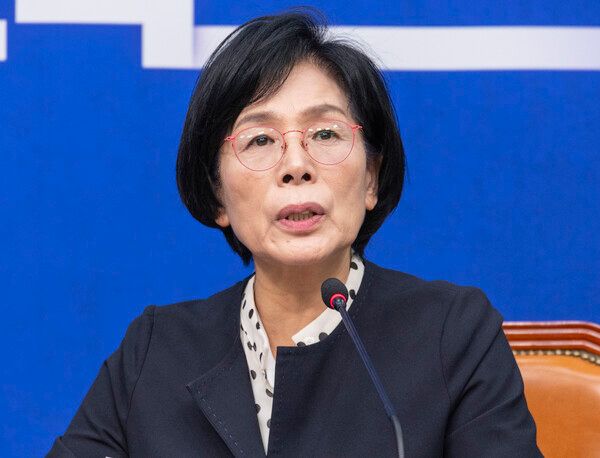 &nbsp;더불어민주당 언론개혁특별위원회&nbsp;최민희&nbsp;위원장이 지난 20일 국회 언론개혁특위 허위 조작정보 근절안을 발표하고 있다. [사진=연합뉴스]