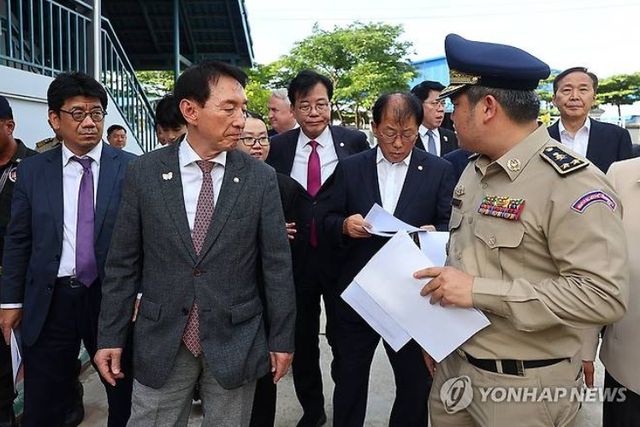 22일 국회 외통위는 캄보디아 프놈펜에서 현지 해외공관 국정감사를 갖고 여야 의원들과 한국 캄보디아 대사관 직원들이 온라인범죄단지를 찾아 현장을 점검하고 있다. [사진=연합뉴스]