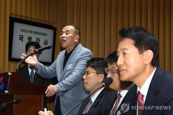 명태균 씨가 23일 서울 중구 서울시청에서 열린 2025년 국회 행정안전위원회 국정감사에서 의원 질의에 답하고 있다. 오른쪽은 오세훈 서울시장 [사진=연합뉴스]