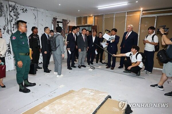 국회 외교통일위원회 소속 의원들이 22일(현지시간) 캄보디아 프놈펜 외곽에 위치한 한 범죄단지를 돌아보고 있다 [사진=연합뉴스]