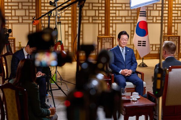 이재명&nbsp;대통령이 22일&nbsp;용산 대통령실에서 CNN과 인터뷰를 하고 있다. [사진=대통령실 제공]&nbsp;