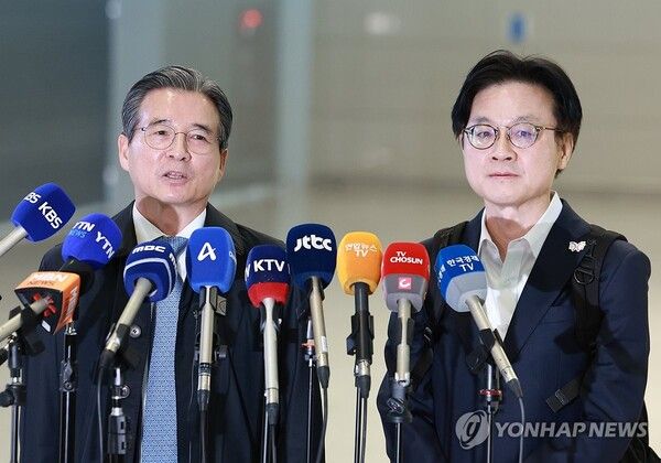 김용범 대통령실 정책실장이 22일 한미 관세 협상 추가 논의를 위해 인천국제공항 제2여객터미널에서 미국 워싱턴DC로 출국하기 앞서 발언하고 있다 [사진=연합뉴스]